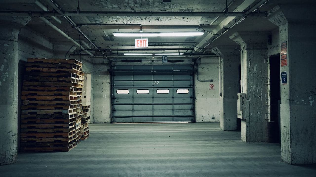 Camera view of the cold room aisle: the pallets and the door are tracked, nothing is flagged