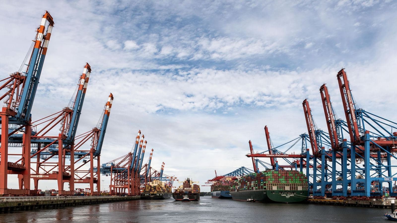Container port with ship-to-shore cranes